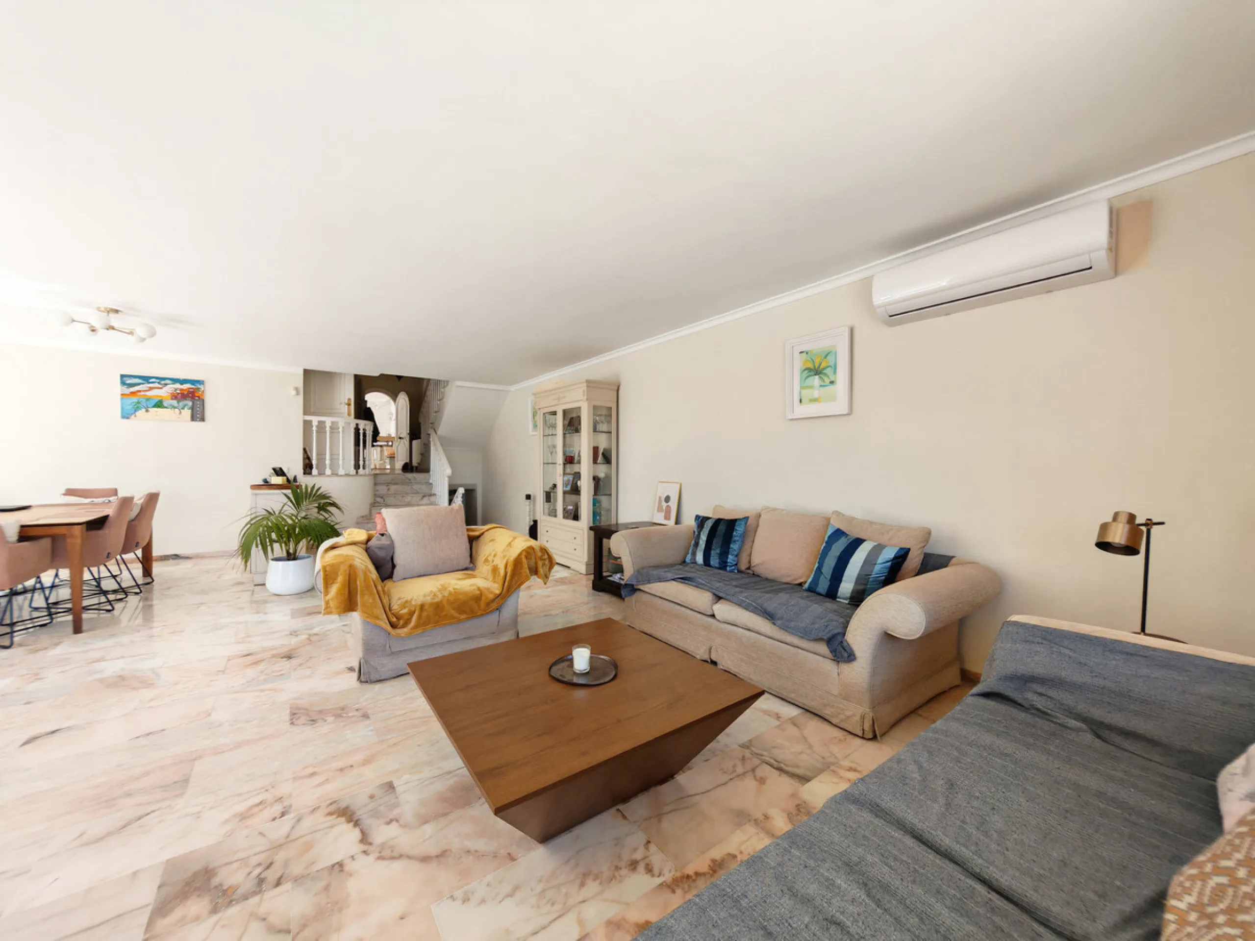 Semi Detached Villa for sale in , Benalmadena with 5 bedrooms, 3 bathrooms, 3 en suite bathrooms, 1 toilet and with orientation south/east, with communal swimming pool, private garage (2 parking spaces) and private garden. Regarding property dimensions, i