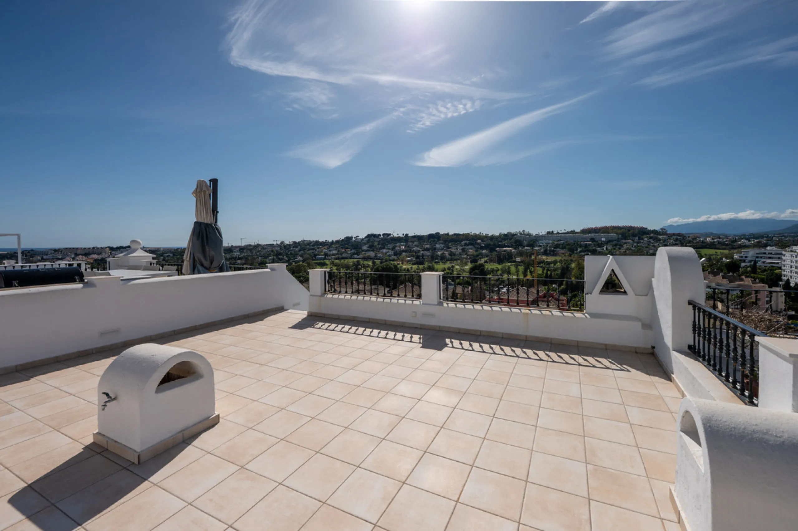 Charming 3-Bedroom Townhouse with Panoramic Views and Rooftop Terrace, Aloha Pueblo, Nueva Andalucía