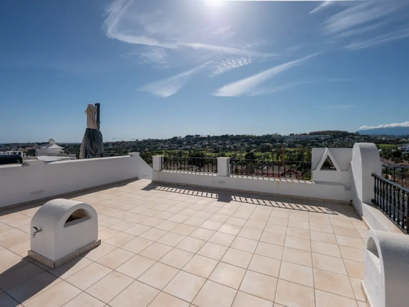Charming 3-Bedroom Townhouse with Panoramic Views and Rooftop Terrace, Aloha Pueblo, Nueva Andalucía