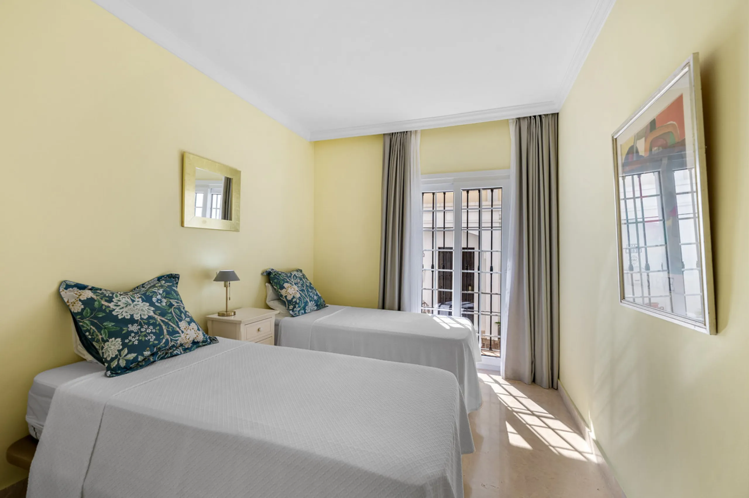 Charming 3-Bedroom Townhouse with Panoramic Views and Rooftop Terrace, Aloha Pueblo, Nueva Andalucía