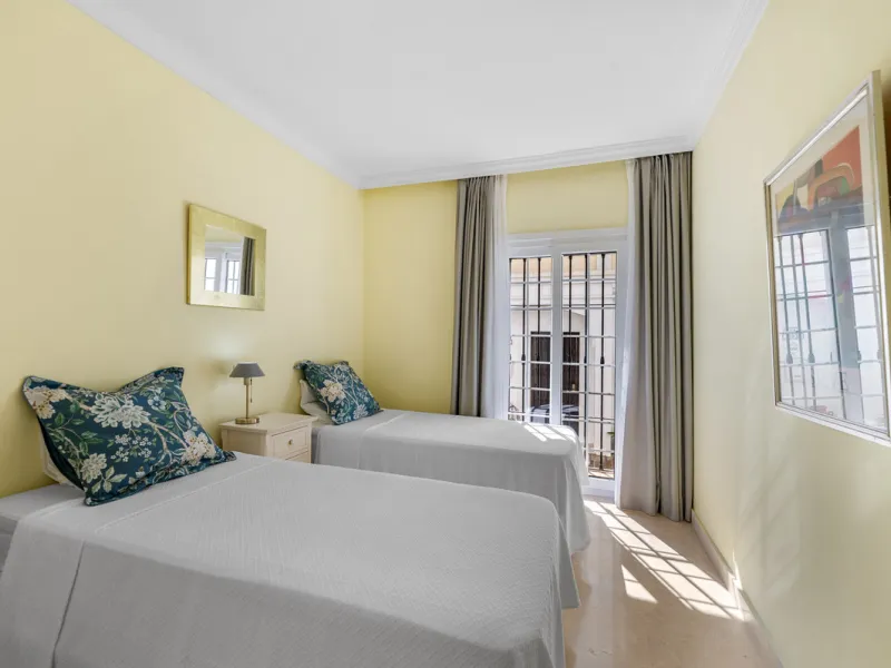 Charming 3-Bedroom Townhouse with Panoramic Views and Rooftop Terrace, Aloha Pueblo, Nueva Andalucía