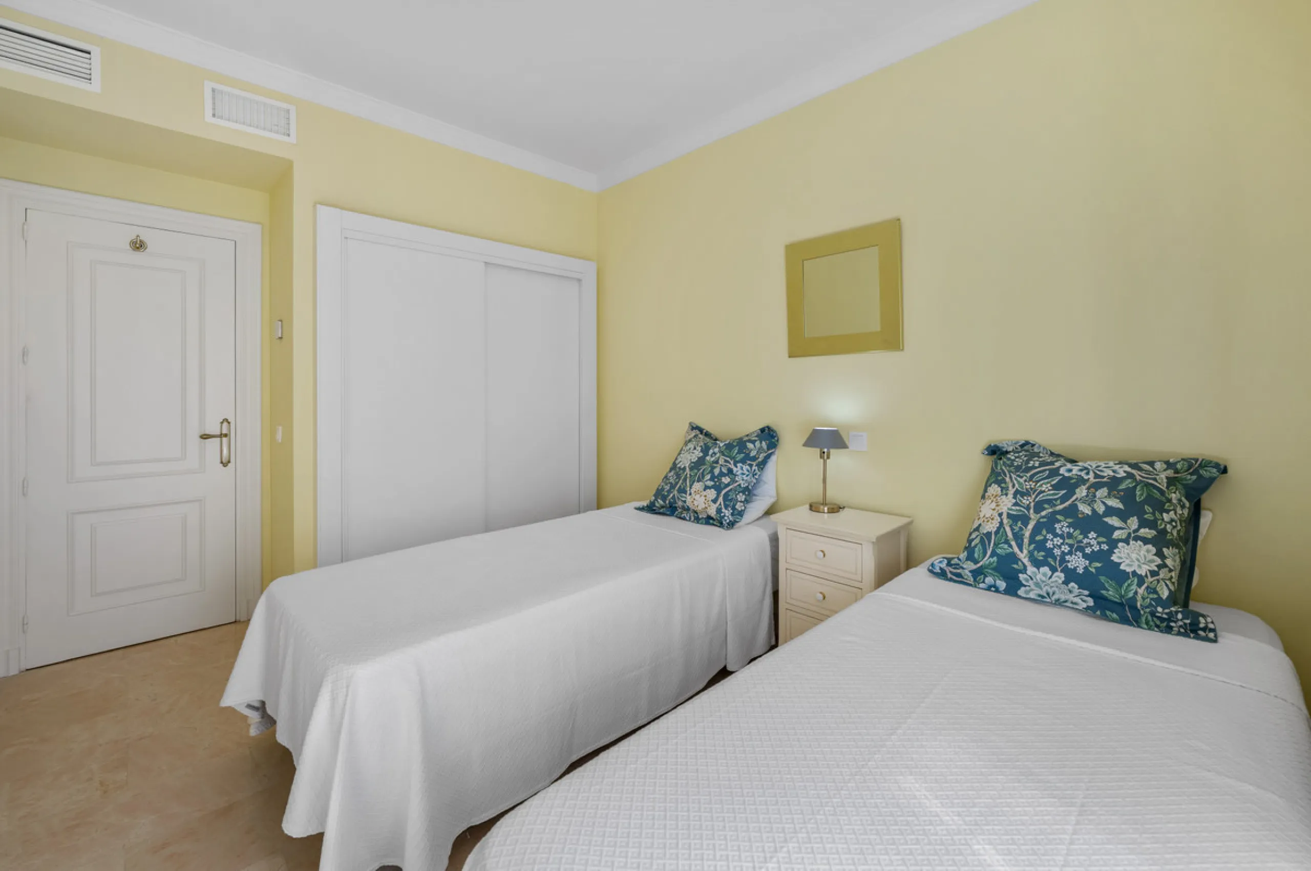 Charming 3-Bedroom Townhouse with Panoramic Views and Rooftop Terrace, Aloha Pueblo, Nueva Andalucía