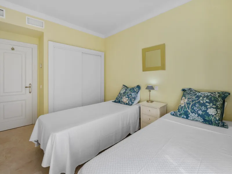 Charming 3-Bedroom Townhouse with Panoramic Views and Rooftop Terrace, Aloha Pueblo, Nueva Andalucía