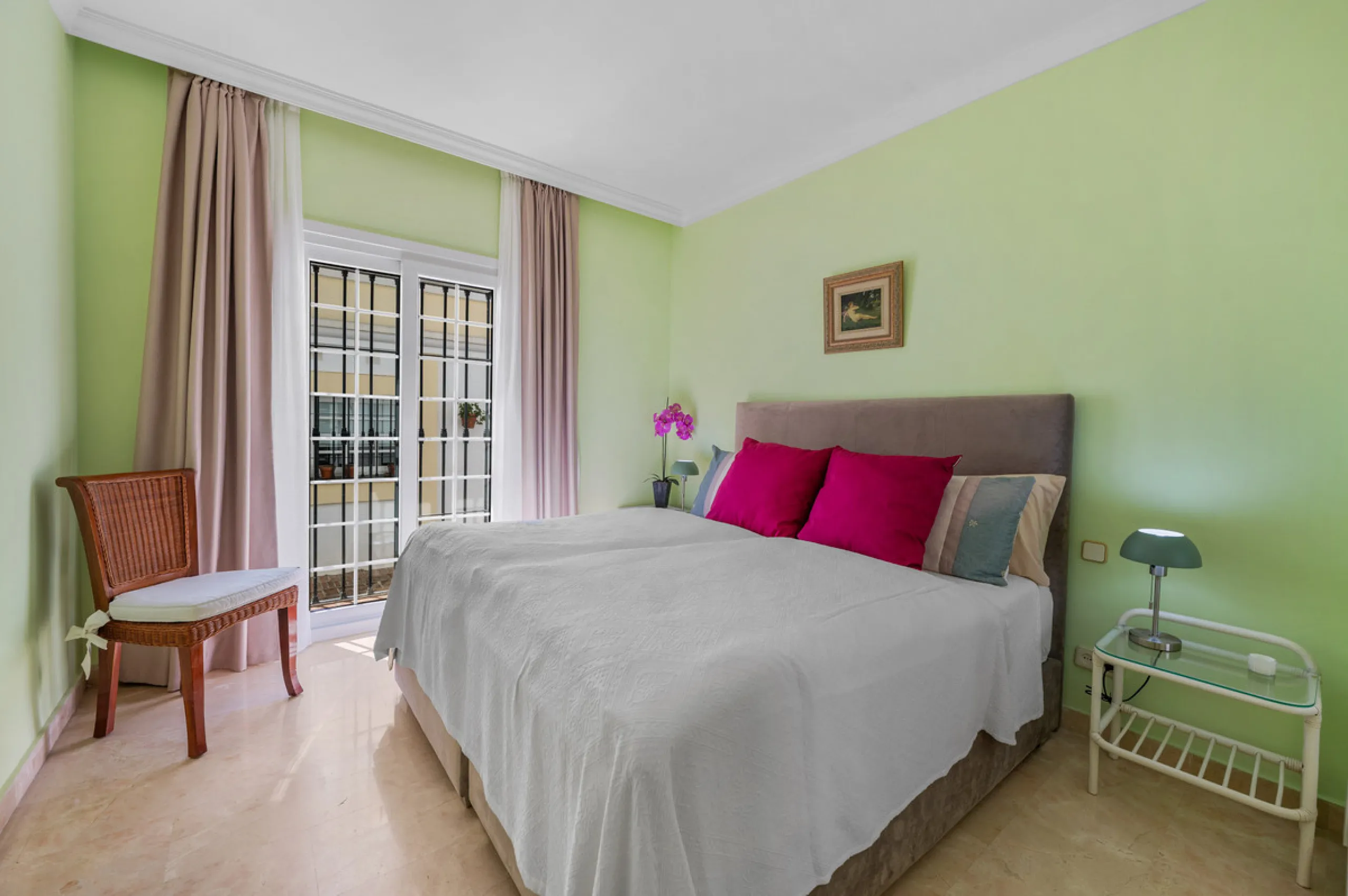 Charming 3-Bedroom Townhouse with Panoramic Views and Rooftop Terrace, Aloha Pueblo, Nueva Andalucía
