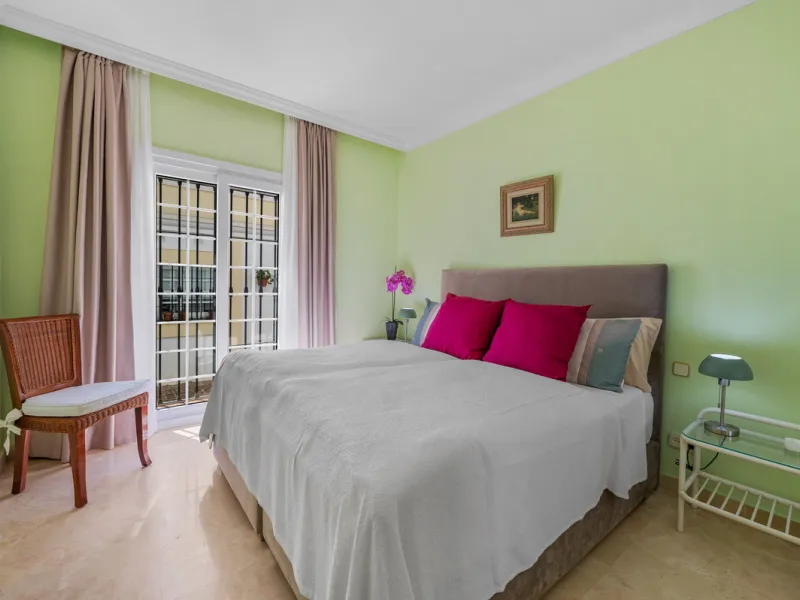 Charming 3-Bedroom Townhouse with Panoramic Views and Rooftop Terrace, Aloha Pueblo, Nueva Andalucía