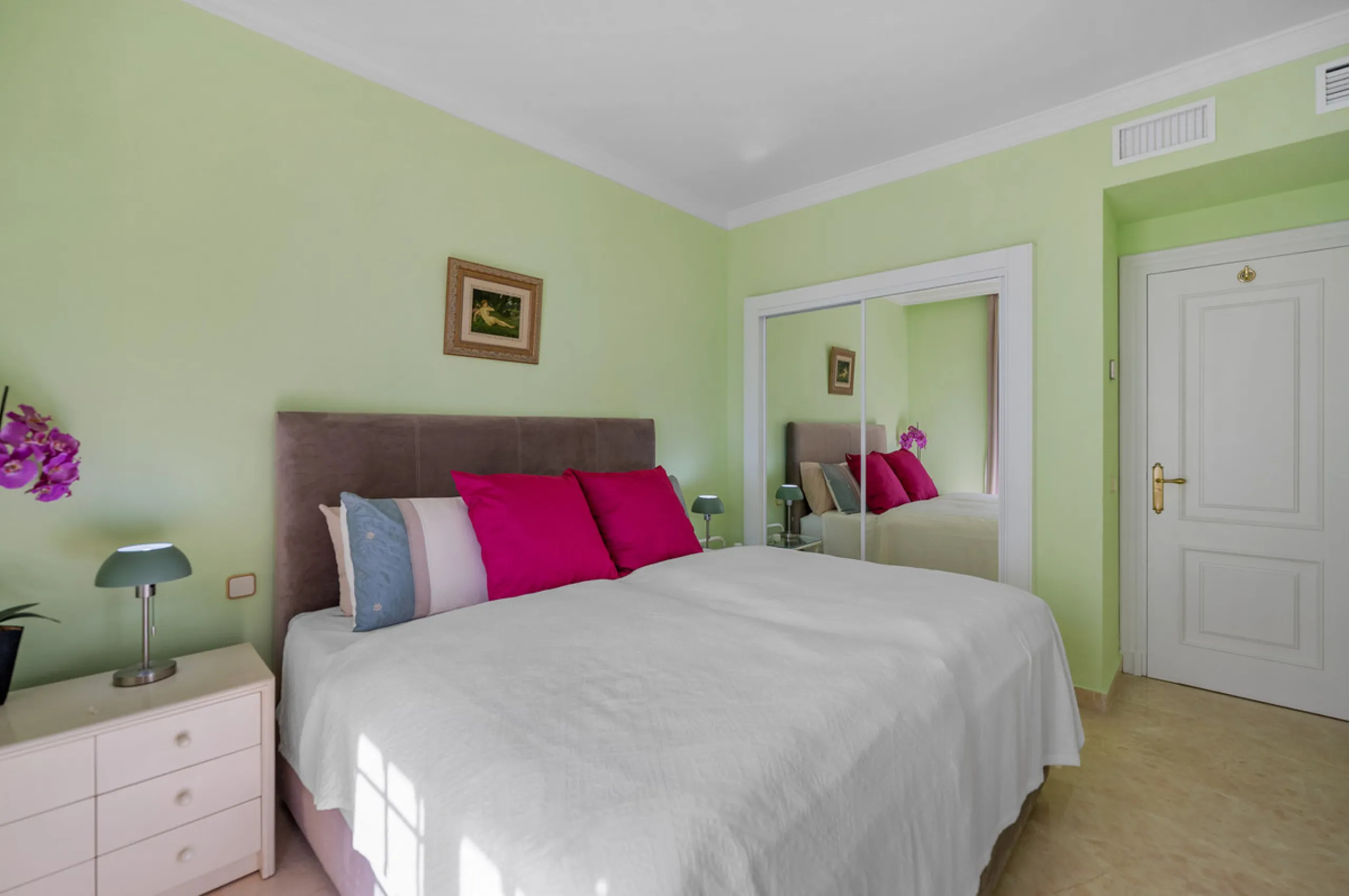 Charming 3-Bedroom Townhouse with Panoramic Views and Rooftop Terrace, Aloha Pueblo, Nueva Andalucía