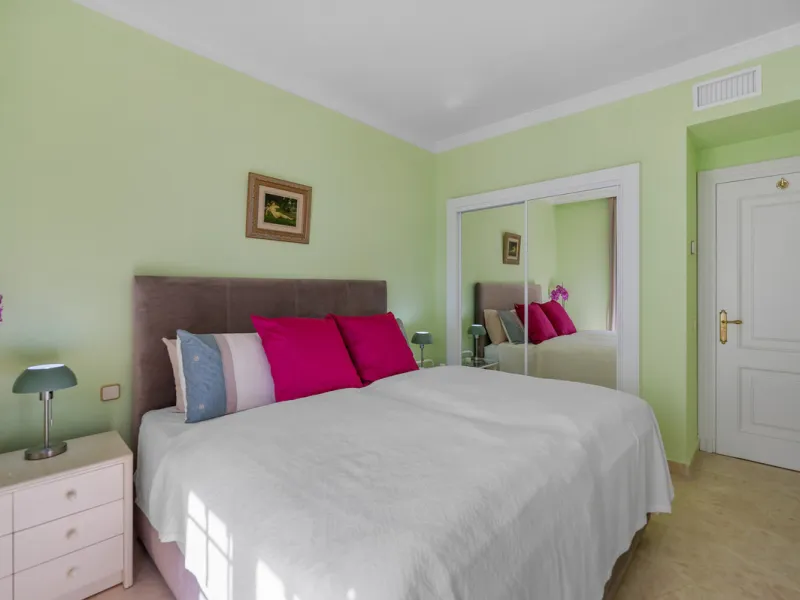 Charming 3-Bedroom Townhouse with Panoramic Views and Rooftop Terrace, Aloha Pueblo, Nueva Andalucía
