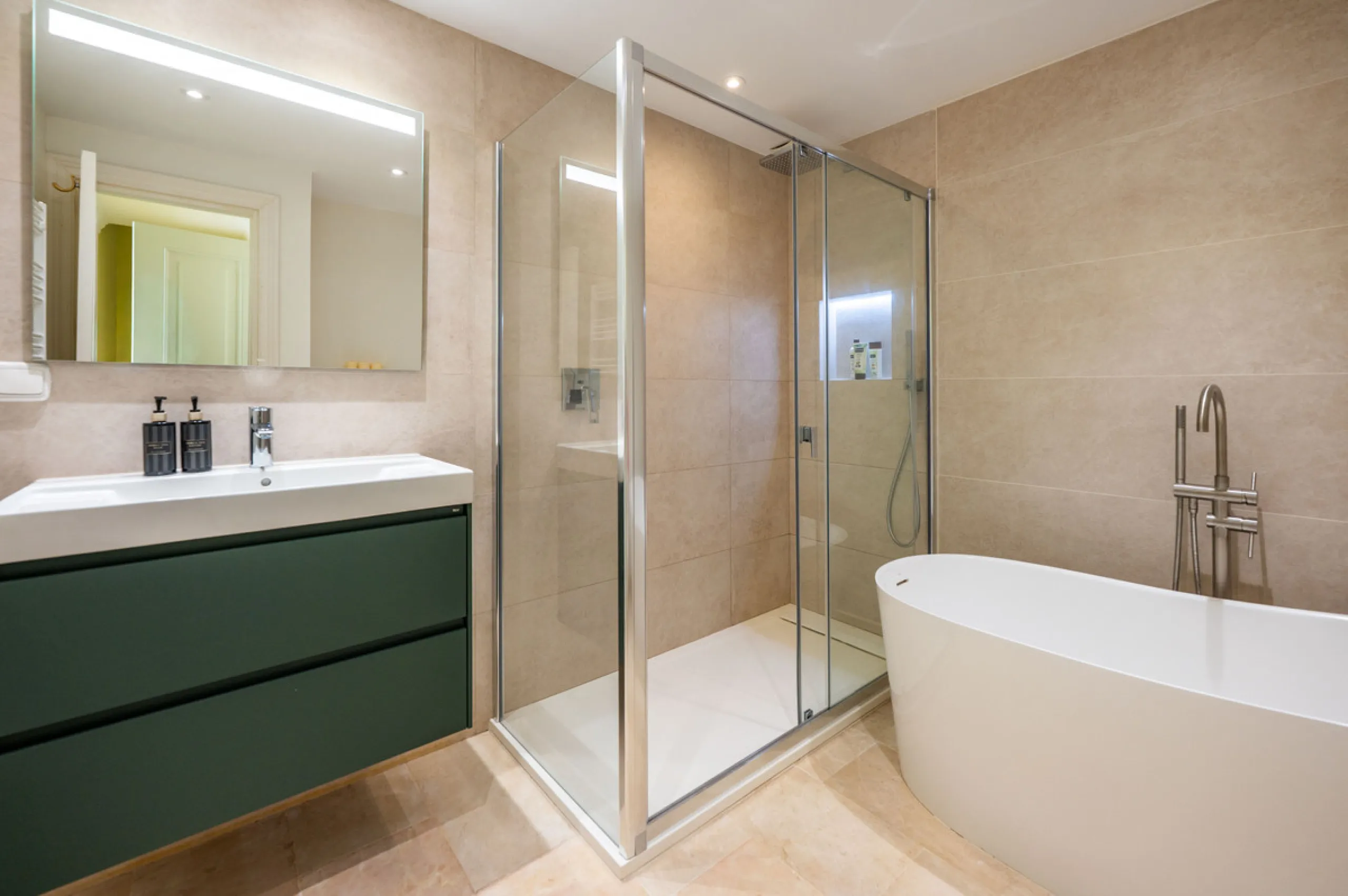 Charming 3-Bedroom Townhouse with Panoramic Views and Rooftop Terrace, Aloha Pueblo, Nueva Andalucía
