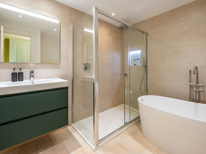 Charming 3-Bedroom Townhouse with Panoramic Views and Rooftop Terrace, Aloha Pueblo, Nueva Andalucía
