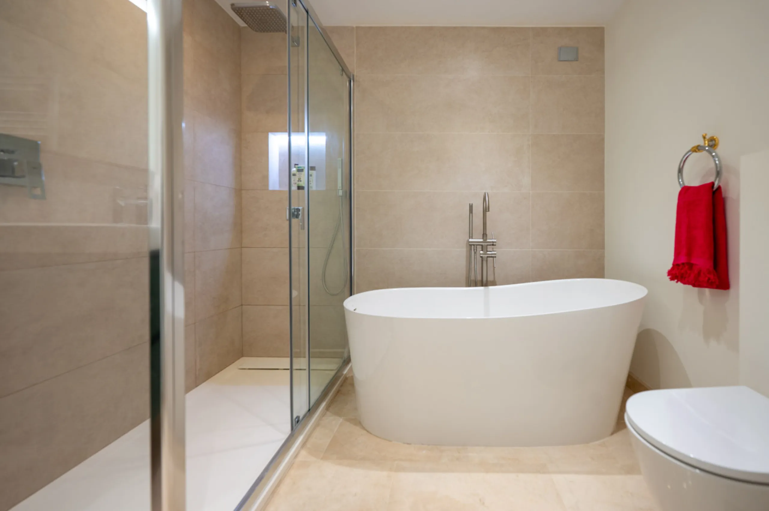 Charming 3-Bedroom Townhouse with Panoramic Views and Rooftop Terrace, Aloha Pueblo, Nueva Andalucía