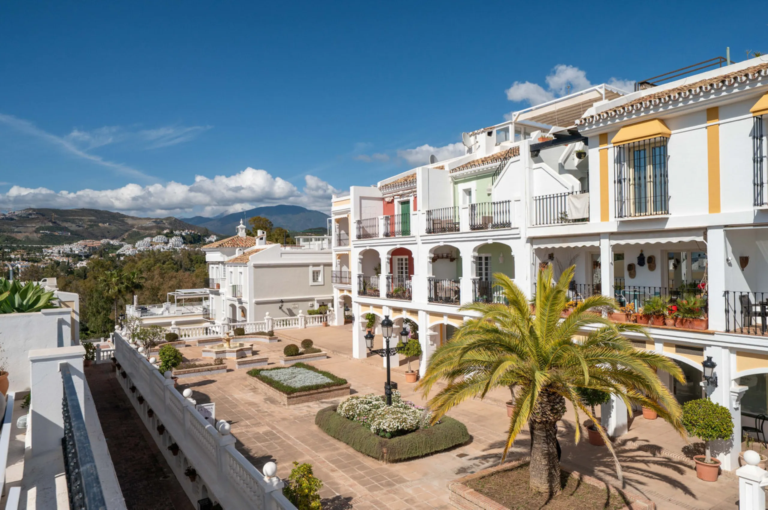 Charming 3-Bedroom Townhouse with Panoramic Views and Rooftop Terrace, Aloha Pueblo, Nueva Andalucía