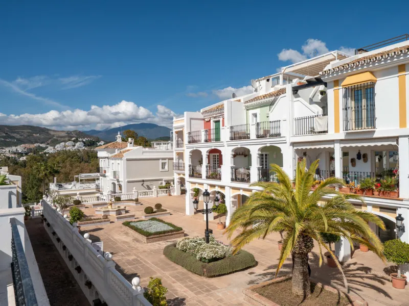 Charming 3-Bedroom Townhouse with Panoramic Views and Rooftop Terrace, Aloha Pueblo, Nueva Andalucía
