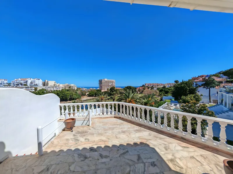 Semi Detached Villa for sale in , Benalmadena with 5 bedrooms, 3 bathrooms, 3 en suite bathrooms, 1 toilet and with orientation south/east, with communal swimming pool, private garage (2 parking spaces) and private garden. Regarding property dimensions, i