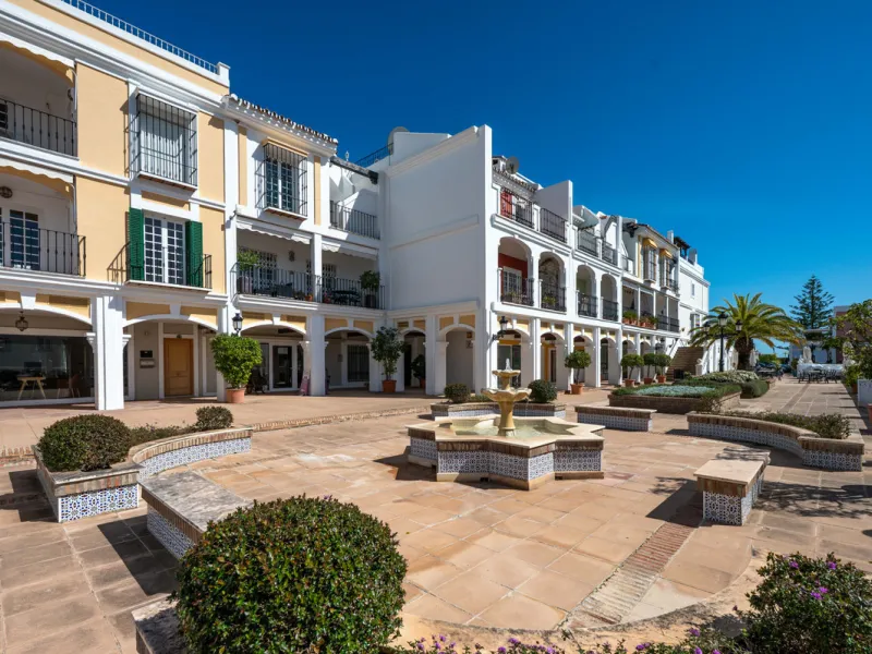Charming 3-Bedroom Townhouse with Panoramic Views and Rooftop Terrace, Aloha Pueblo, Nueva Andalucía