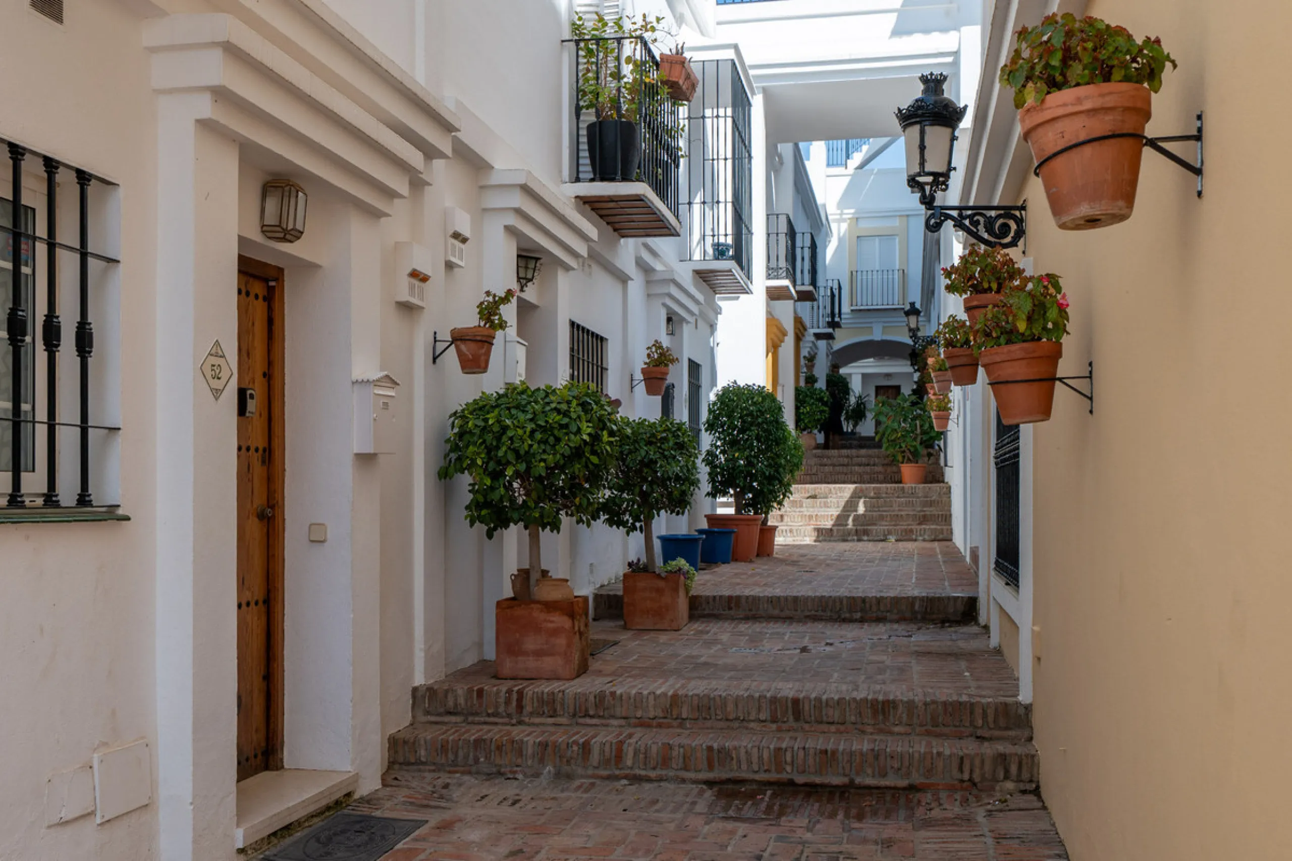 Charming 3-Bedroom Townhouse with Panoramic Views and Rooftop Terrace, Aloha Pueblo, Nueva Andalucía