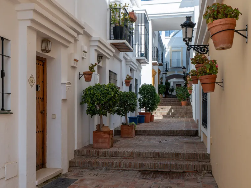 Charming 3-Bedroom Townhouse with Panoramic Views and Rooftop Terrace, Aloha Pueblo, Nueva Andalucía