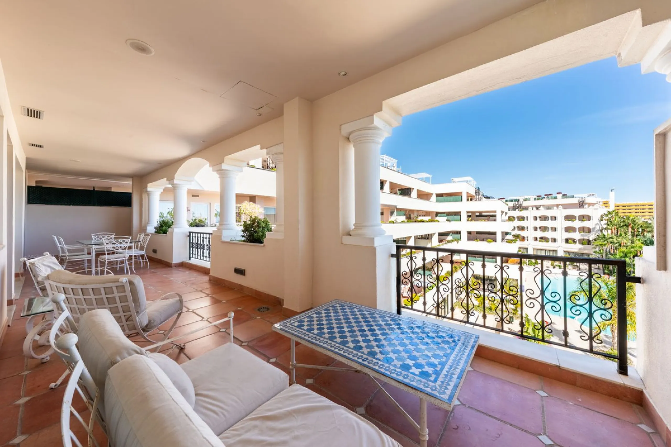 Apartment - Middle Floor Apartment в продаже в Marbella, Málaga. В доме 2 спален и 3 ванных комнат. Площадь дома 154 м²