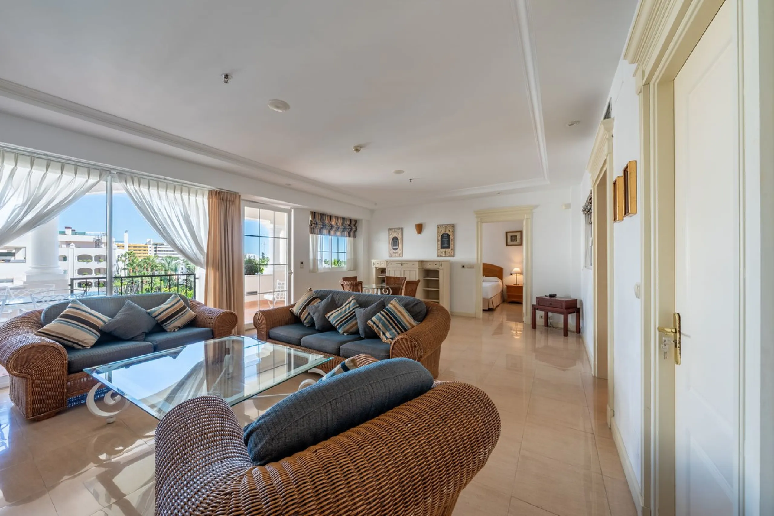 Apartment - Middle Floor Apartment в продаже в Marbella, Málaga. В доме 2 спален и 3 ванных комнат. Площадь дома 154 м²