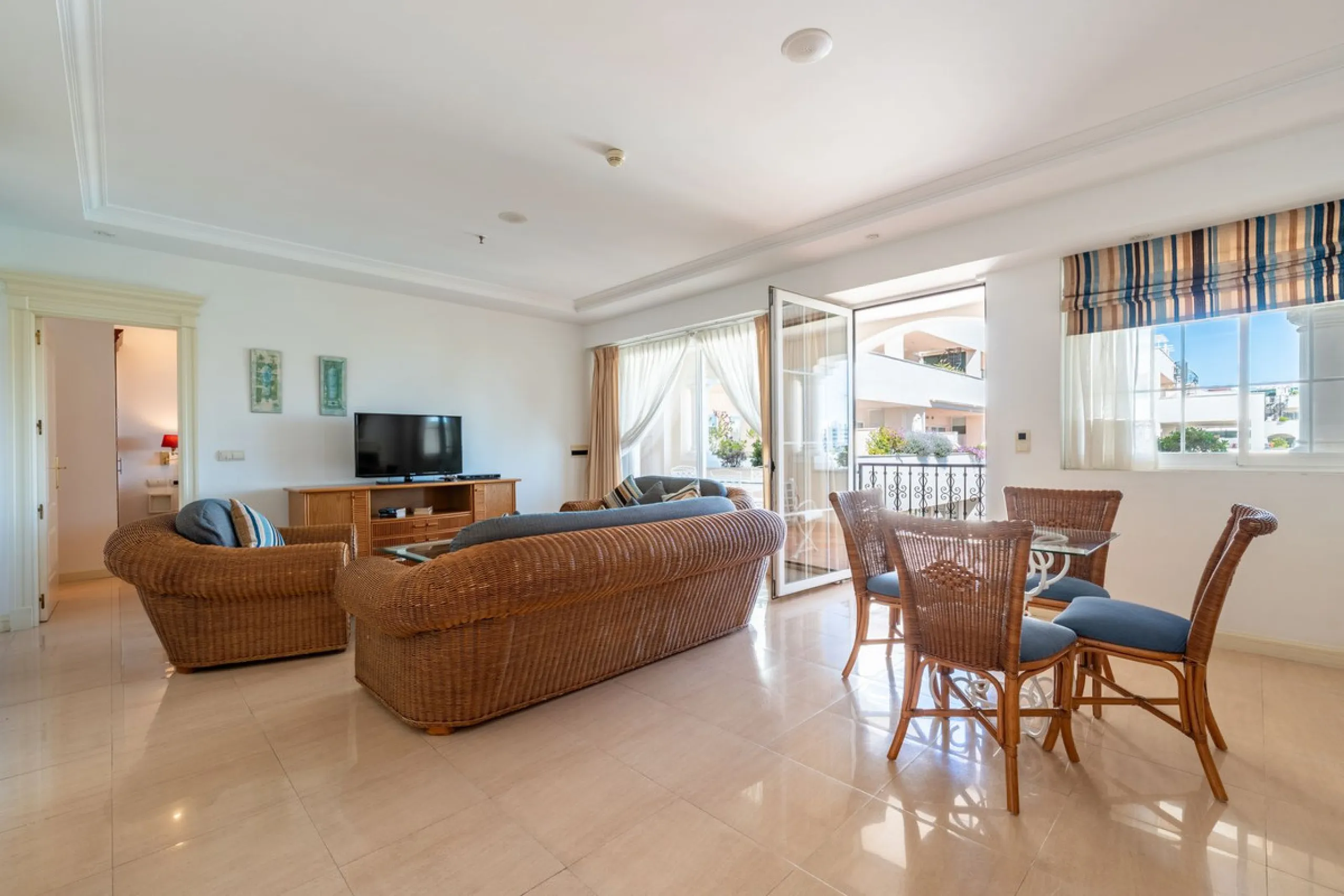 Apartment - Middle Floor Apartment в продаже в Marbella, Málaga. В доме 2 спален и 3 ванных комнат. Площадь дома 154 м²