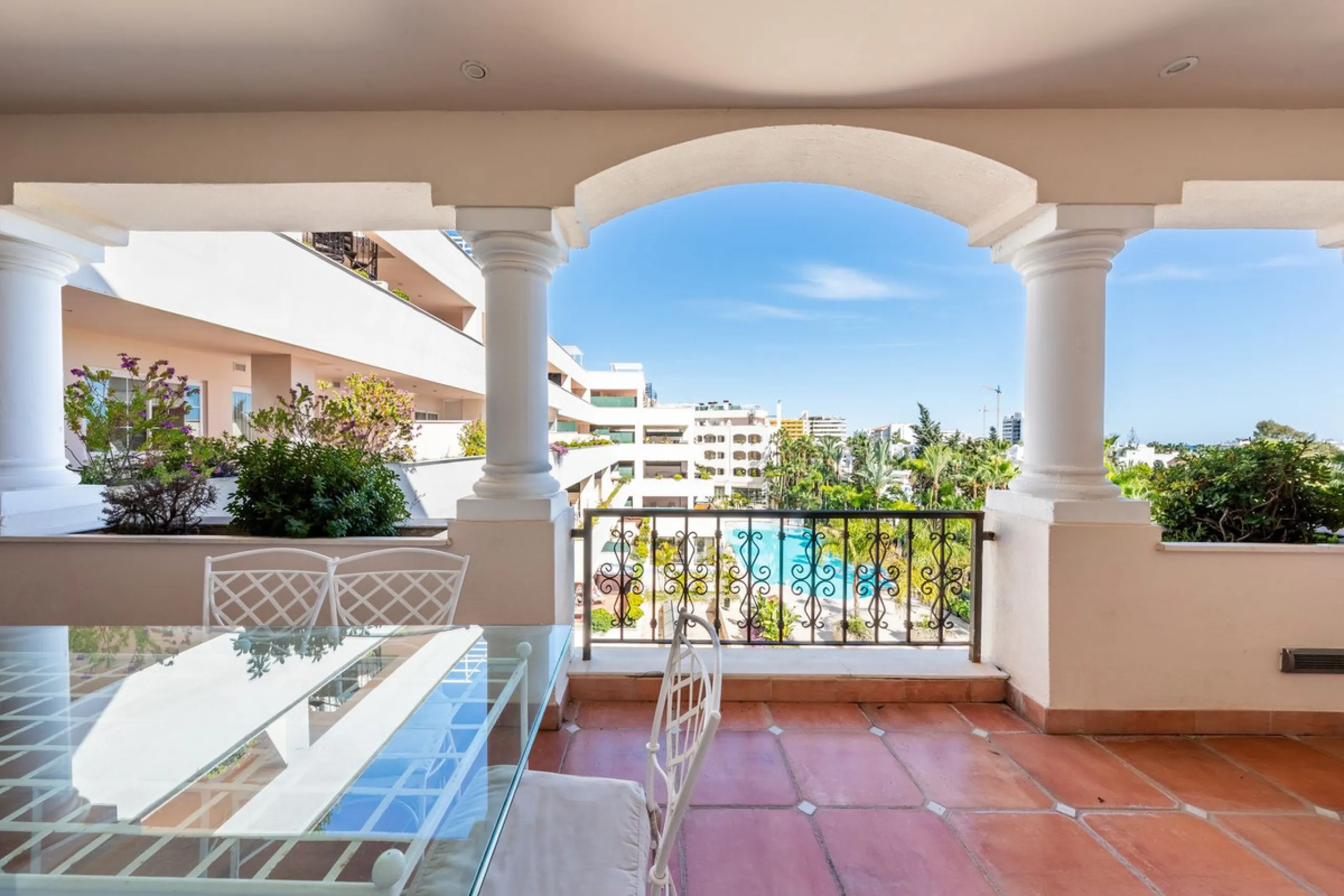 Apartment - Middle Floor Apartment в продаже в Marbella, Málaga. В доме 2 спален и 3 ванных комнат. Площадь дома 154 м²