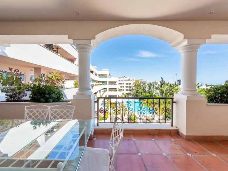 Apartment - Middle Floor Apartment в продаже в Marbella, Málaga. В доме 2 спален и 3 ванных комнат. Площадь дома 154 м²