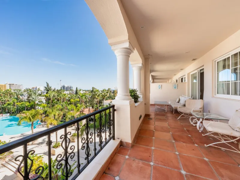 Apartment - Middle Floor Apartment в продаже в Marbella, Málaga. В доме 2 спален и 3 ванных комнат. Площадь дома 154 м²