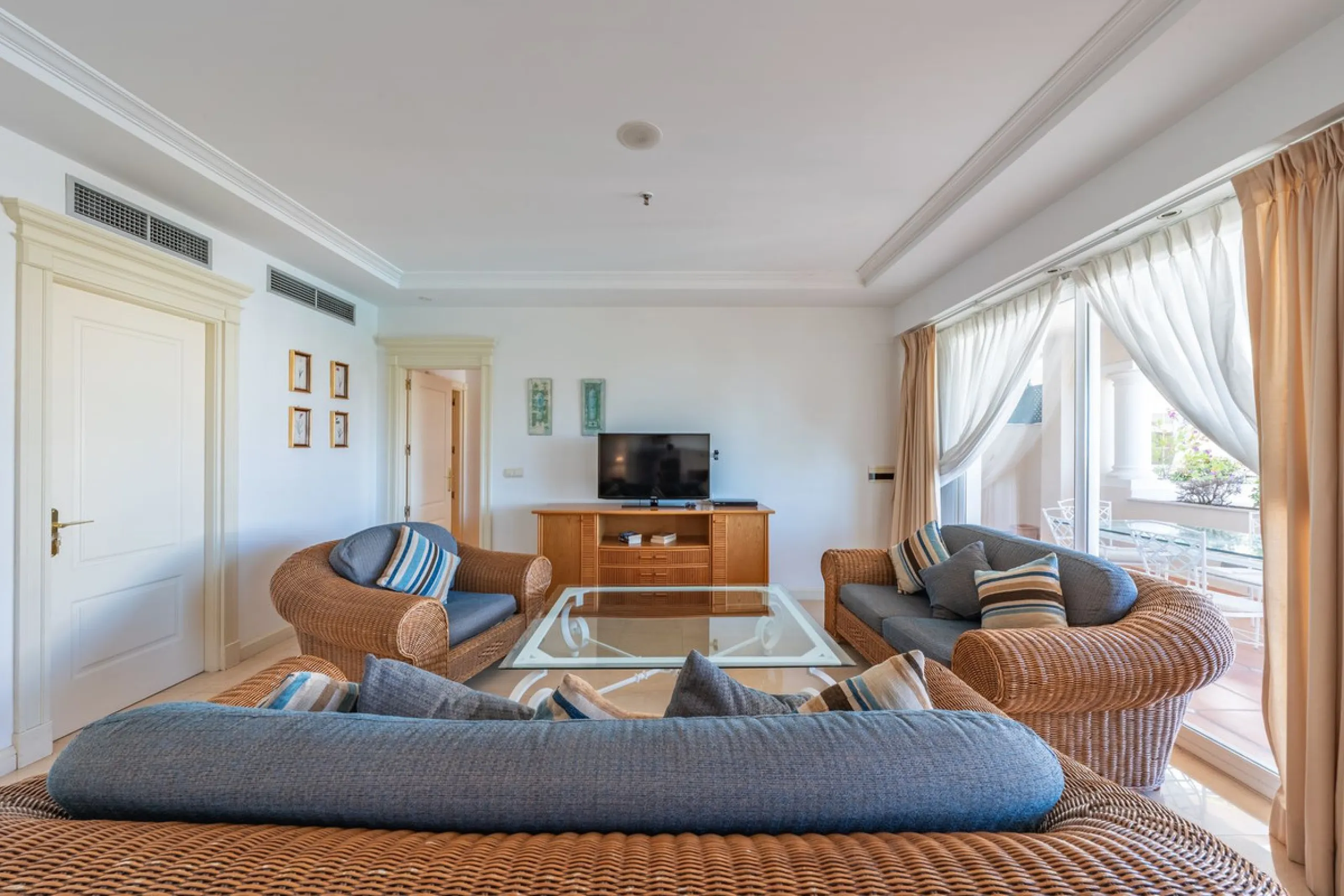 Apartment - Middle Floor Apartment в продаже в Marbella, Málaga. В доме 2 спален и 3 ванных комнат. Площадь дома 154 м²