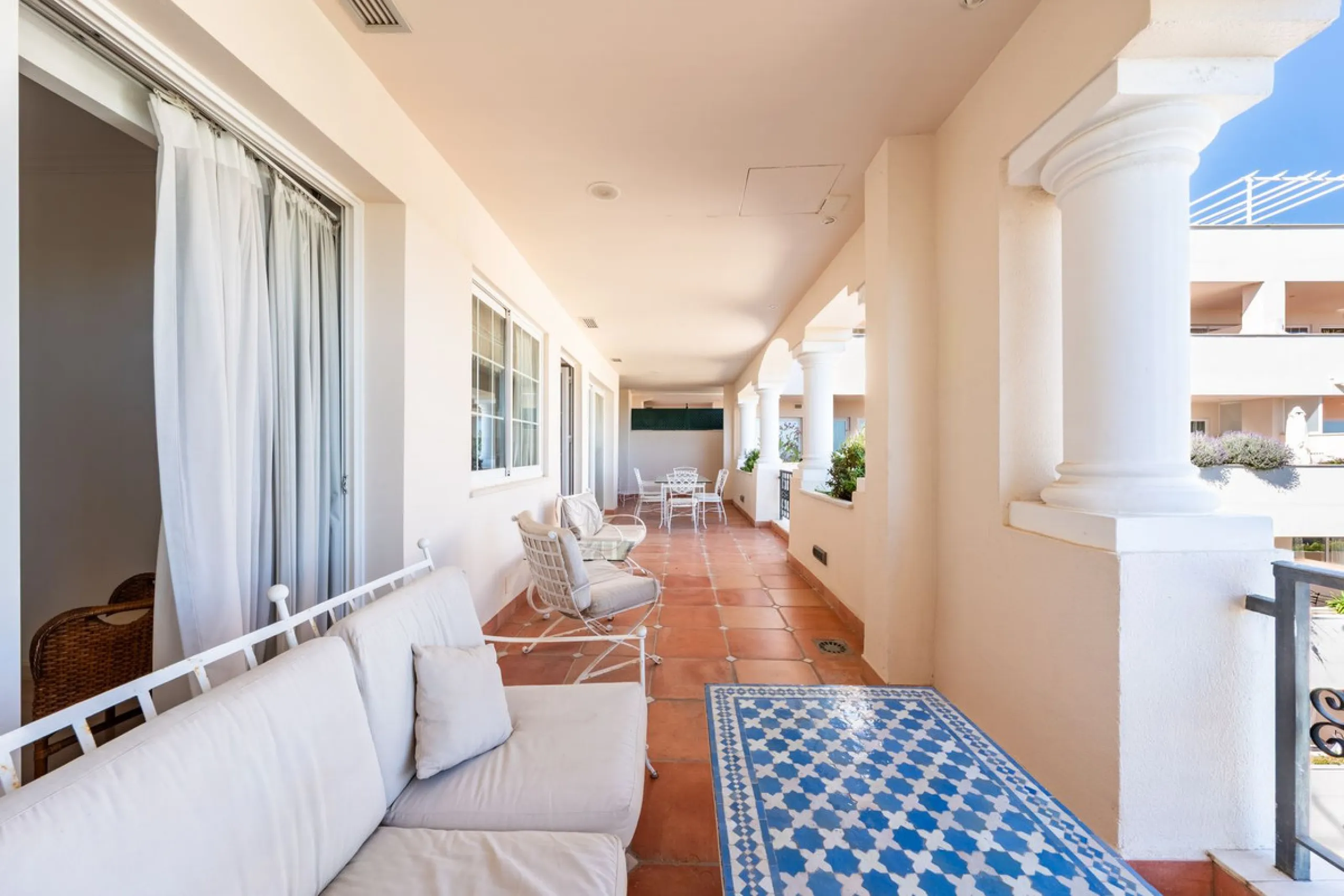 Apartment - Middle Floor Apartment в продаже в Marbella, Málaga. В доме 2 спален и 3 ванных комнат. Площадь дома 154 м²