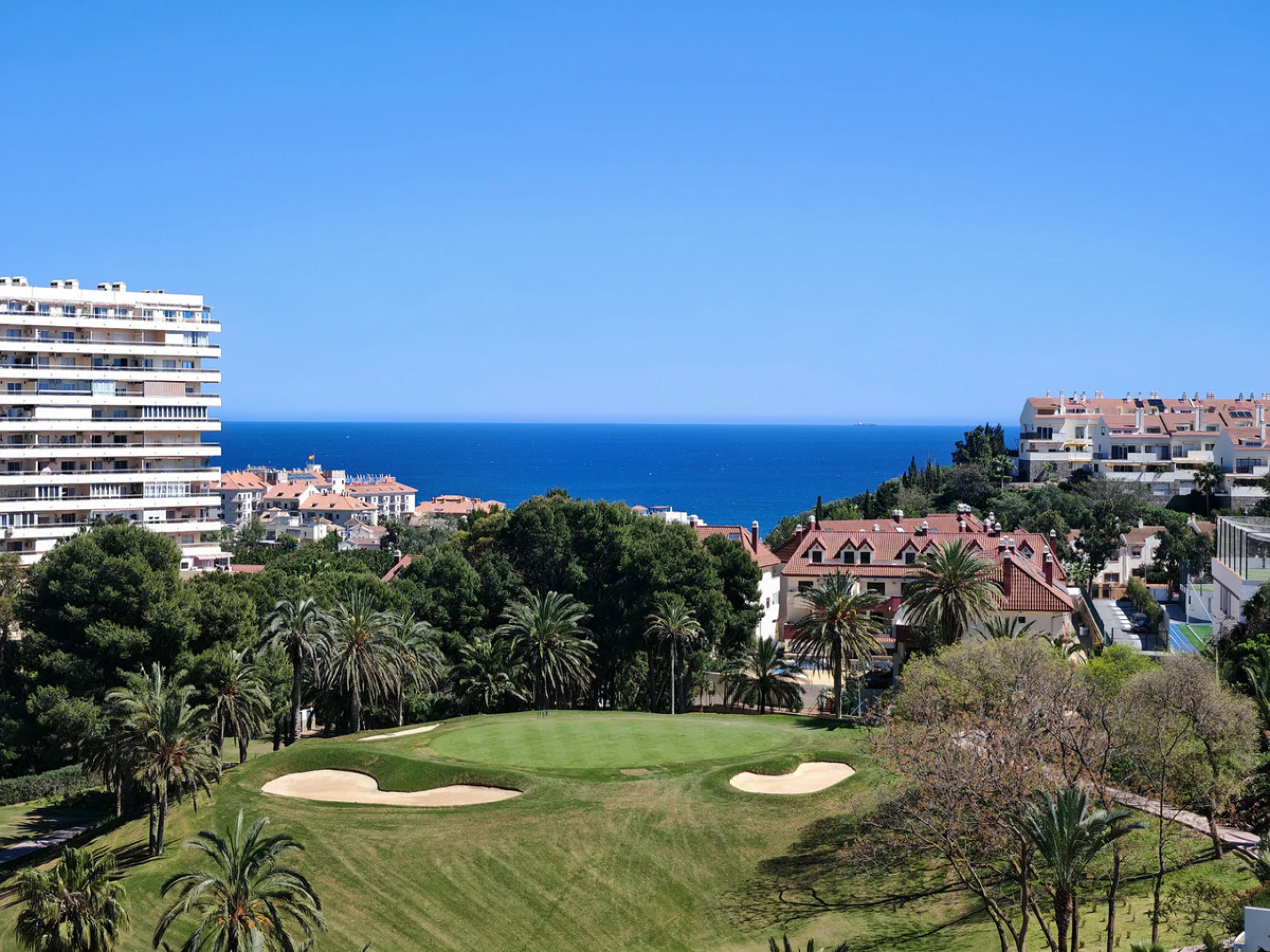 Semi Detached Villa for sale in , Benalmadena with 5 bedrooms, 3 bathrooms, 3 en suite bathrooms, 1 toilet and with orientation south/east, with communal swimming pool, private garage (2 parking spaces) and private garden. Regarding property dimensions, i