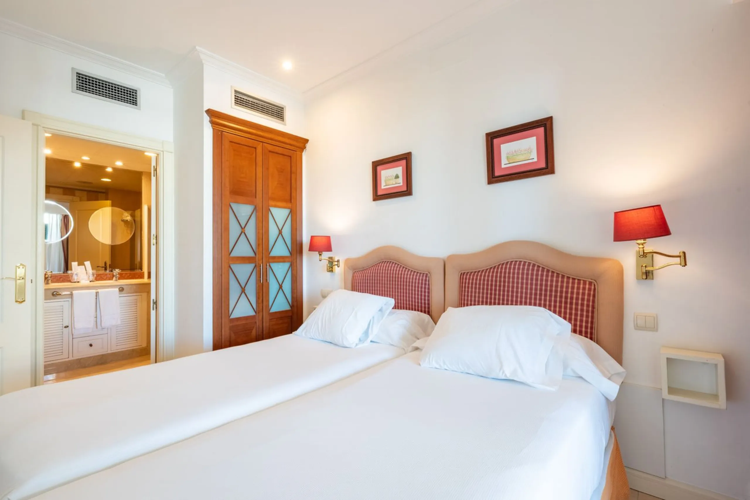 Apartment - Middle Floor Apartment в продаже в Marbella, Málaga. В доме 2 спален и 3 ванных комнат. Площадь дома 154 м²