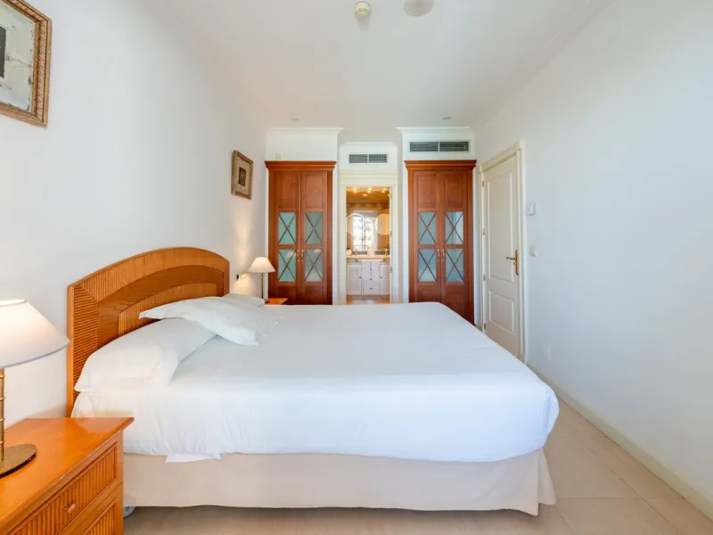Apartment - Middle Floor Apartment в продаже в Marbella, Málaga. В доме 2 спален и 3 ванных комнат. Площадь дома 154 м²