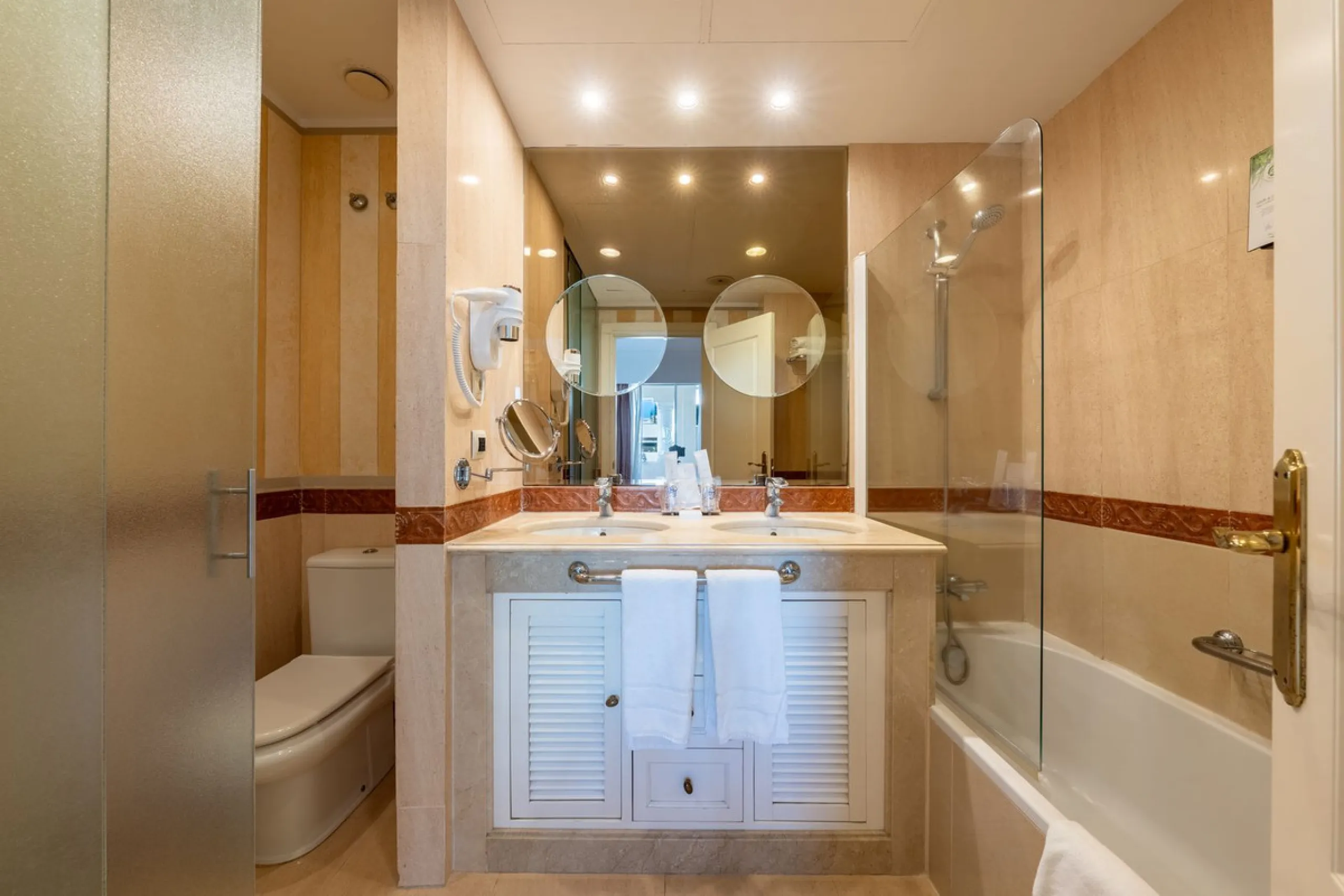Apartment - Middle Floor Apartment в продаже в Marbella, Málaga. В доме 2 спален и 3 ванных комнат. Площадь дома 154 м²