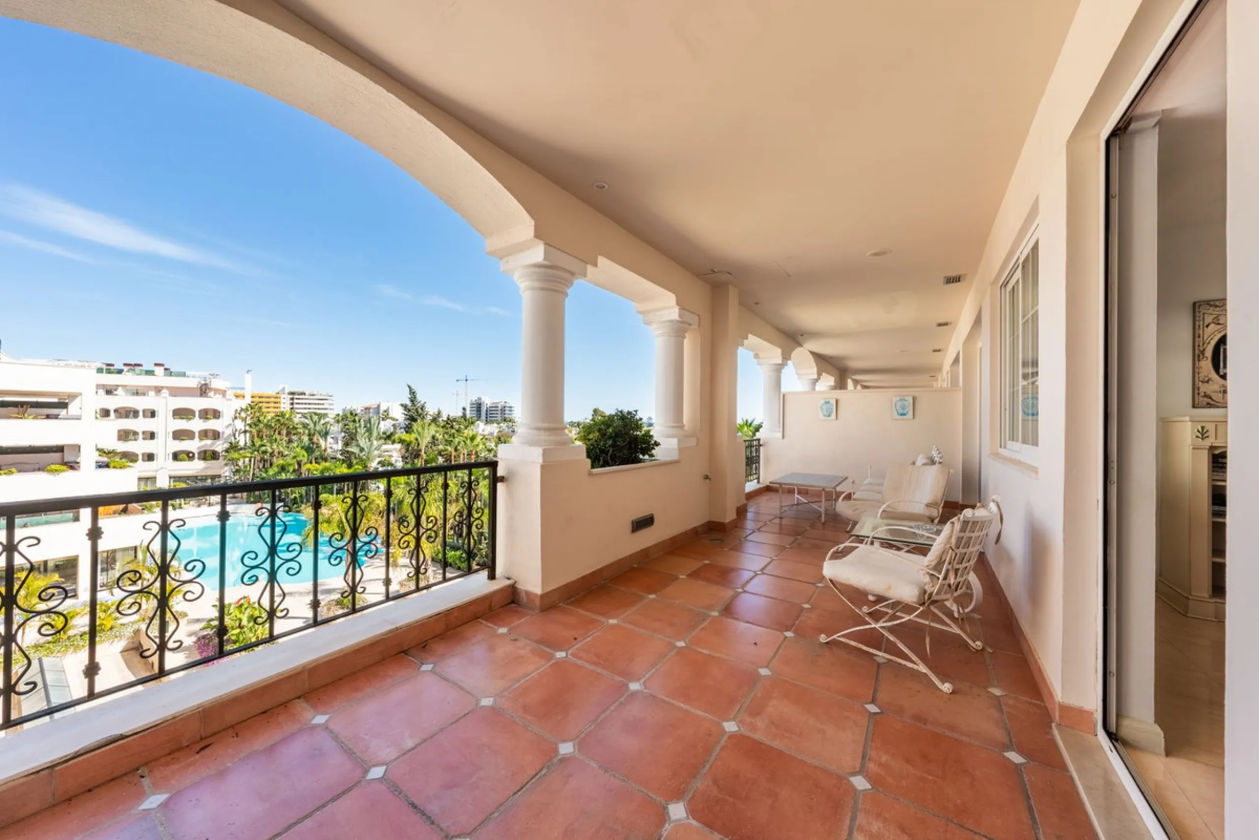Apartment - Middle Floor Apartment в продаже в Marbella, Málaga. В доме 2 спален и 3 ванных комнат. Площадь дома 154 м²