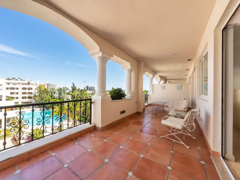 Apartment - Middle Floor Apartment в продаже в Marbella, Málaga. В доме 2 спален и 3 ванных комнат. Площадь дома 154 м²