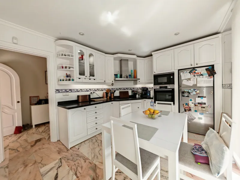 Semi Detached Villa for sale in , Benalmadena with 5 bedrooms, 3 bathrooms, 3 en suite bathrooms, 1 toilet and with orientation south/east, with communal swimming pool, private garage (2 parking spaces) and private garden. Regarding property dimensions, i