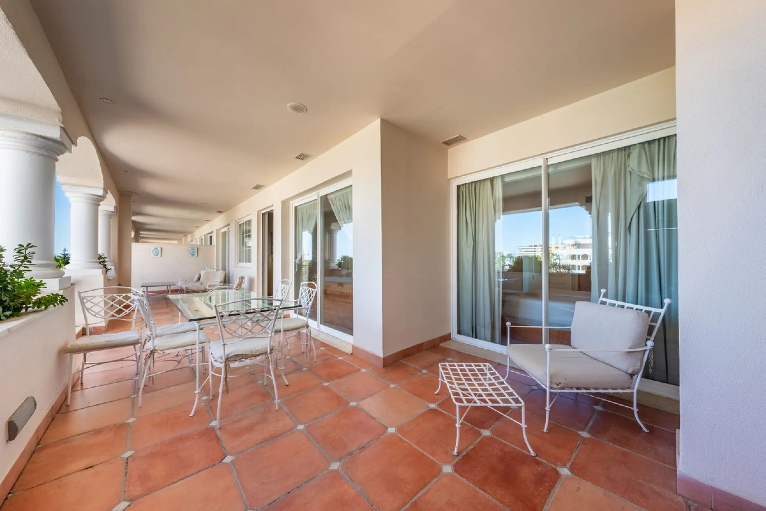 Apartment - Middle Floor Apartment в продаже в Marbella, Málaga. В доме 2 спален и 3 ванных комнат. Площадь дома 154 м²
