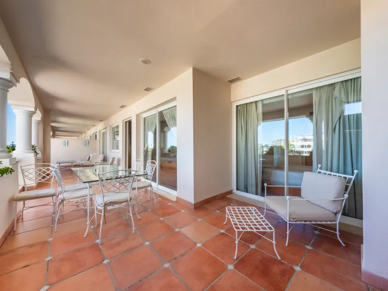 Apartment - Middle Floor Apartment в продаже в Marbella, Málaga. В доме 2 спален и 3 ванных комнат. Площадь дома 154 м²