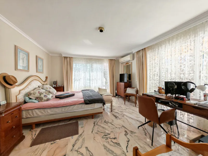 Semi Detached Villa for sale in , Benalmadena with 5 bedrooms, 3 bathrooms, 3 en suite bathrooms, 1 toilet and with orientation south/east, with communal swimming pool, private garage (2 parking spaces) and private garden. Regarding property dimensions, i