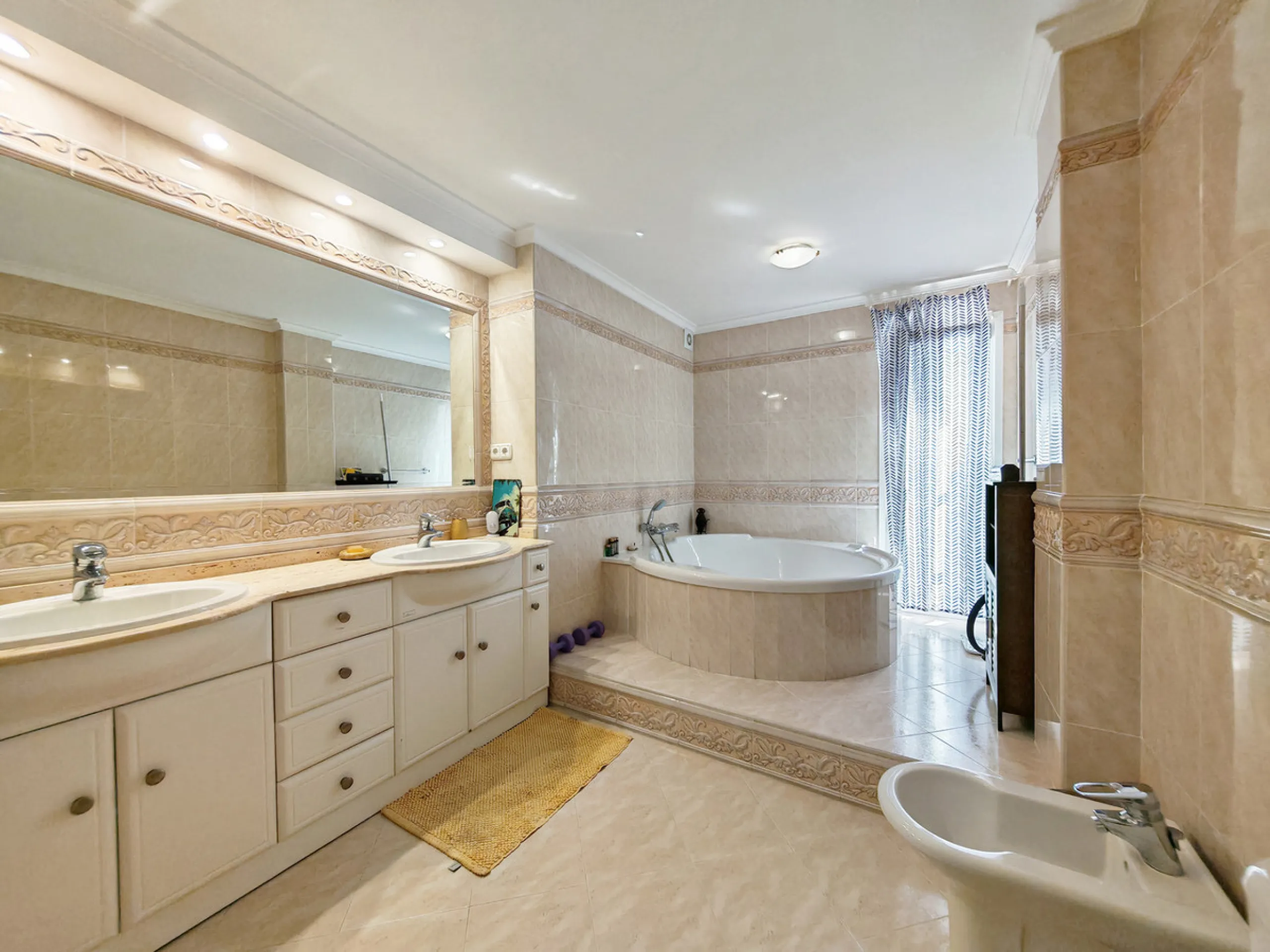 Semi Detached Villa for sale in , Benalmadena with 5 bedrooms, 3 bathrooms, 3 en suite bathrooms, 1 toilet and with orientation south/east, with communal swimming pool, private garage (2 parking spaces) and private garden. Regarding property dimensions, i