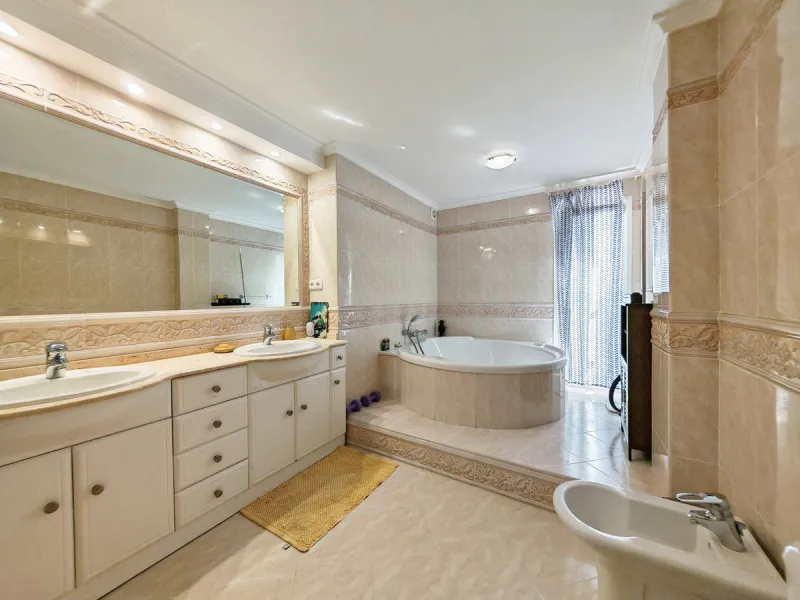 Semi Detached Villa for sale in , Benalmadena with 5 bedrooms, 3 bathrooms, 3 en suite bathrooms, 1 toilet and with orientation south/east, with communal swimming pool, private garage (2 parking spaces) and private garden. Regarding property dimensions, i