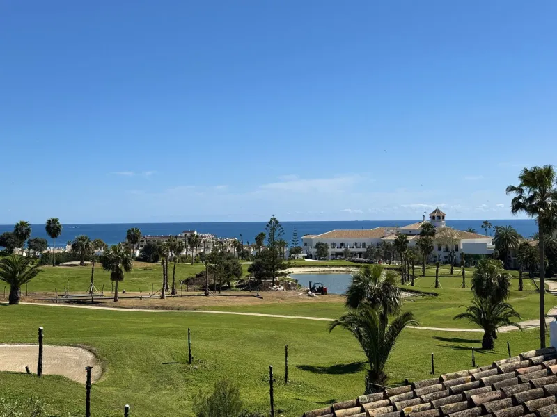 This spacious south-facing townhouse is located in the highly popular Jardines Del Golf community, just a short walk from El Castillo and Marina La Duquesa, combining convenience, style, and breathtaking views.
