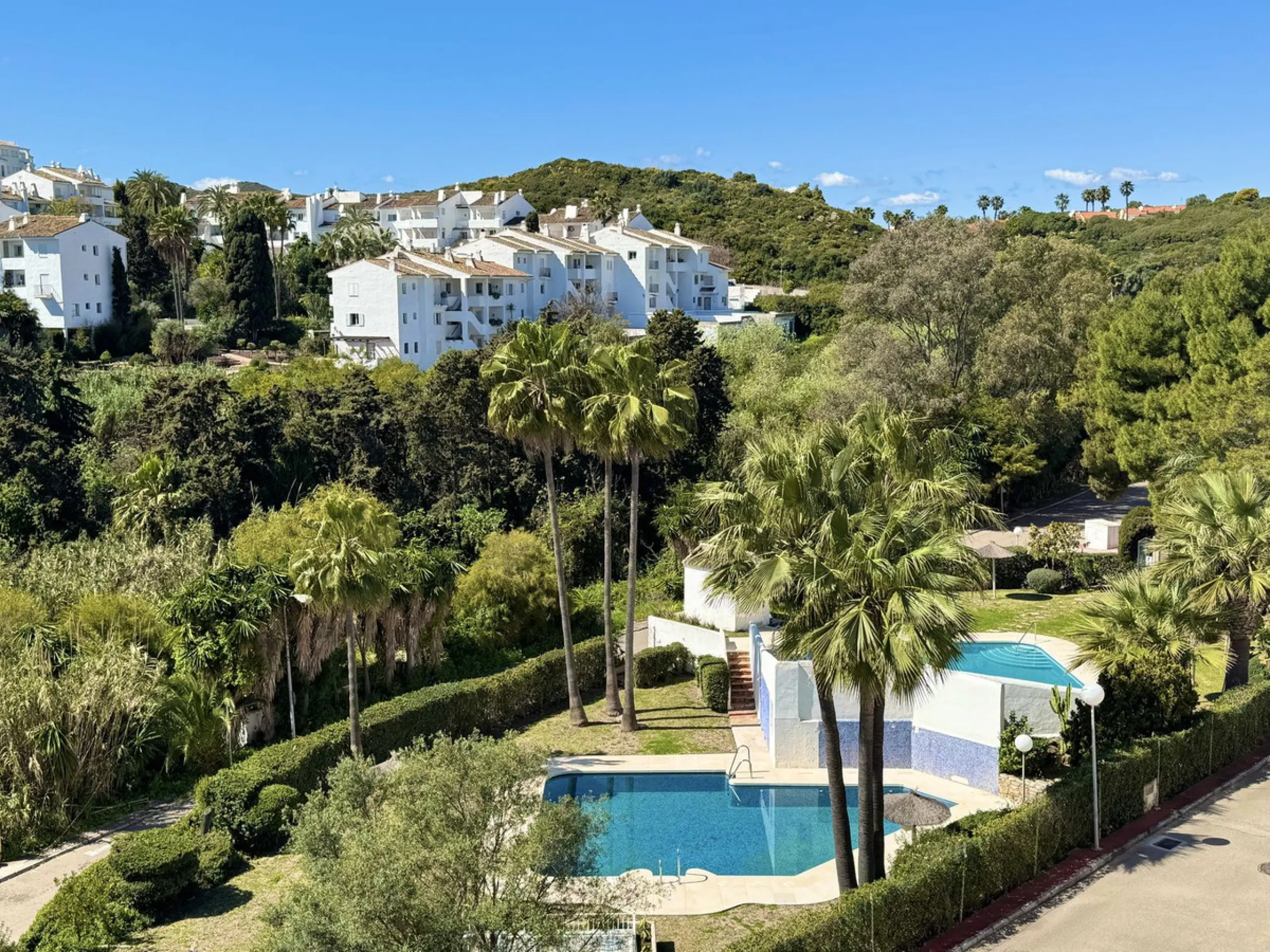 This spacious south-facing townhouse is located in the highly popular Jardines Del Golf community, just a short walk from El Castillo and Marina La Duquesa, combining convenience, style, and breathtaking views.