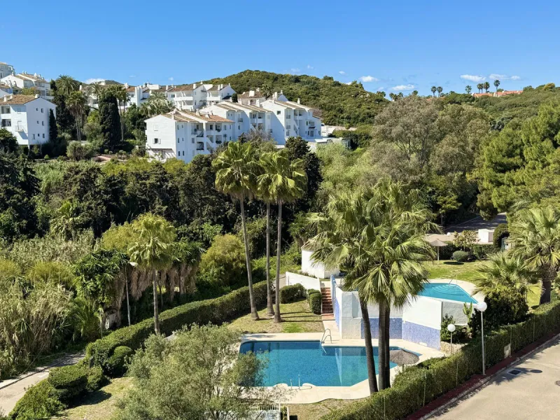 This spacious south-facing townhouse is located in the highly popular Jardines Del Golf community, just a short walk from El Castillo and Marina La Duquesa, combining convenience, style, and breathtaking views.