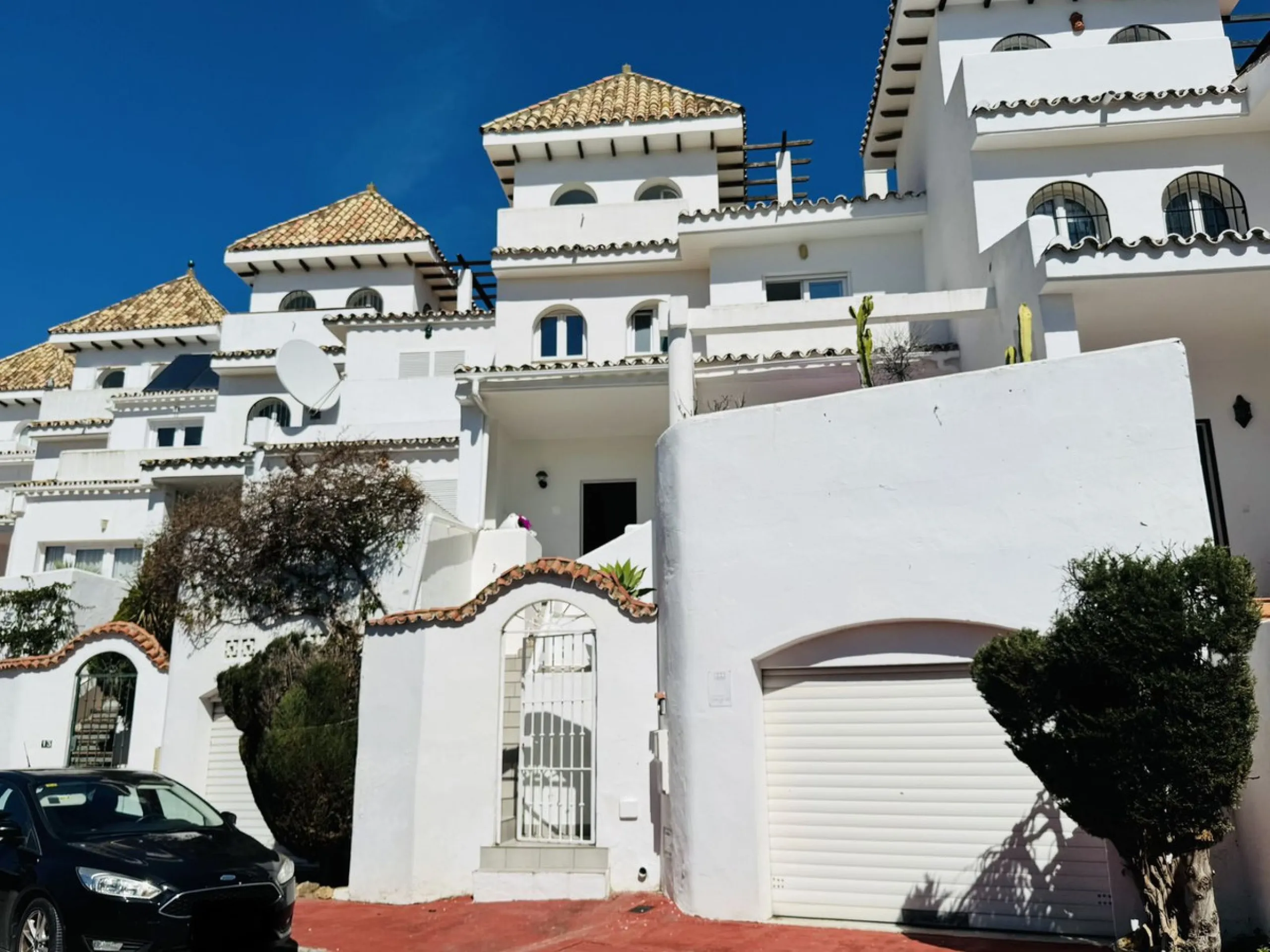 This spacious south-facing townhouse is located in the highly popular Jardines Del Golf community, just a short walk from El Castillo and Marina La Duquesa, combining convenience, style, and breathtaking views.