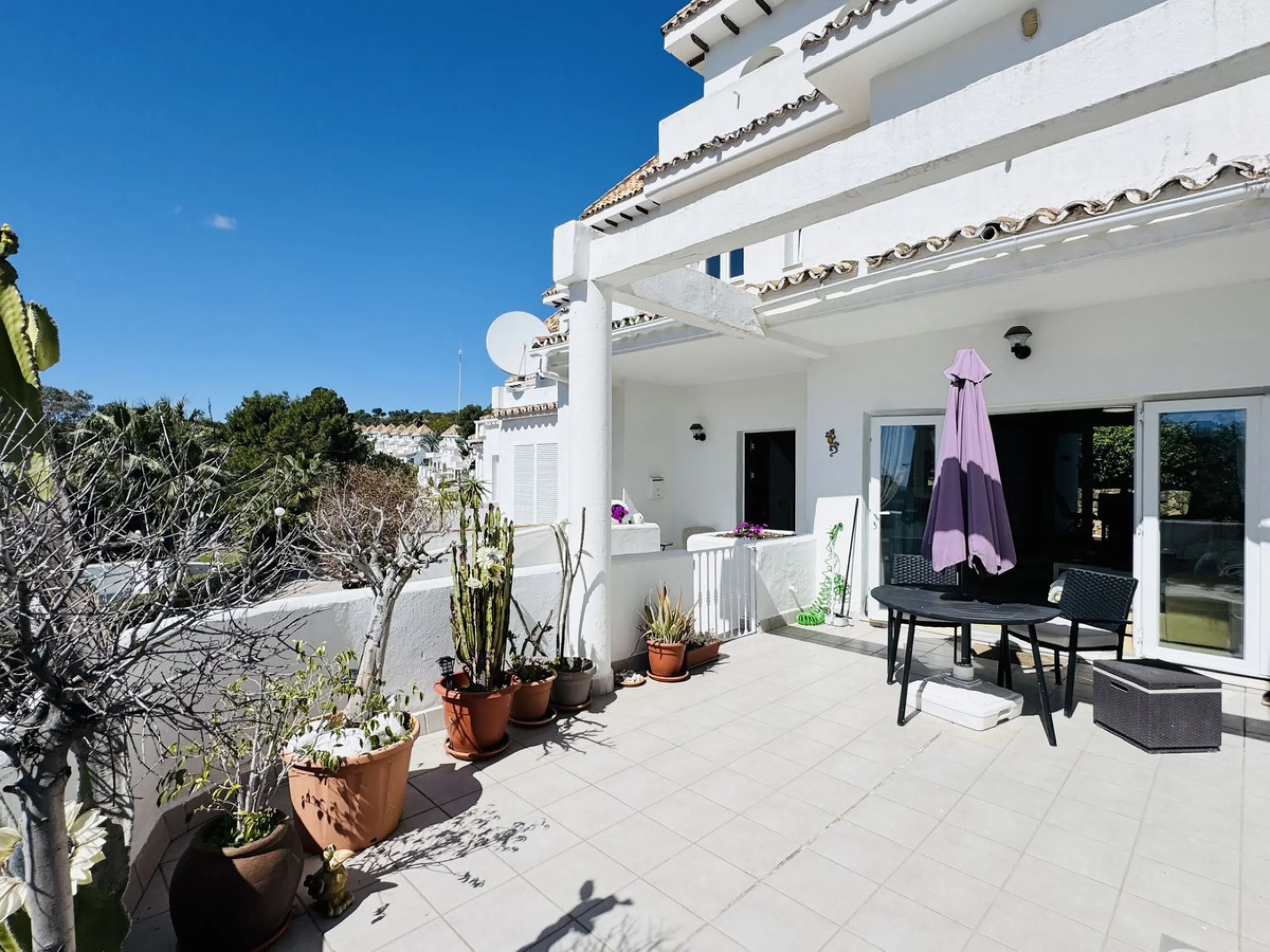 This spacious south-facing townhouse is located in the highly popular Jardines Del Golf community, just a short walk from El Castillo and Marina La Duquesa, combining convenience, style, and breathtaking views.