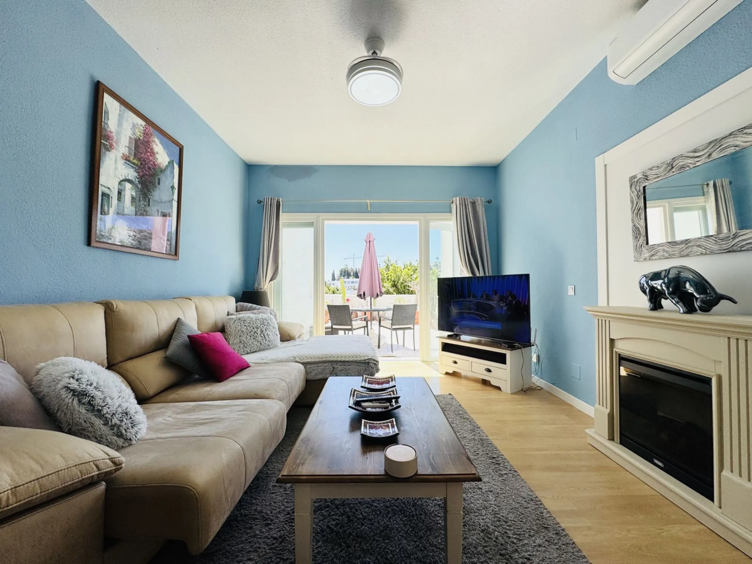 This spacious south-facing townhouse is located in the highly popular Jardines Del Golf community, just a short walk from El Castillo and Marina La Duquesa, combining convenience, style, and breathtaking views.