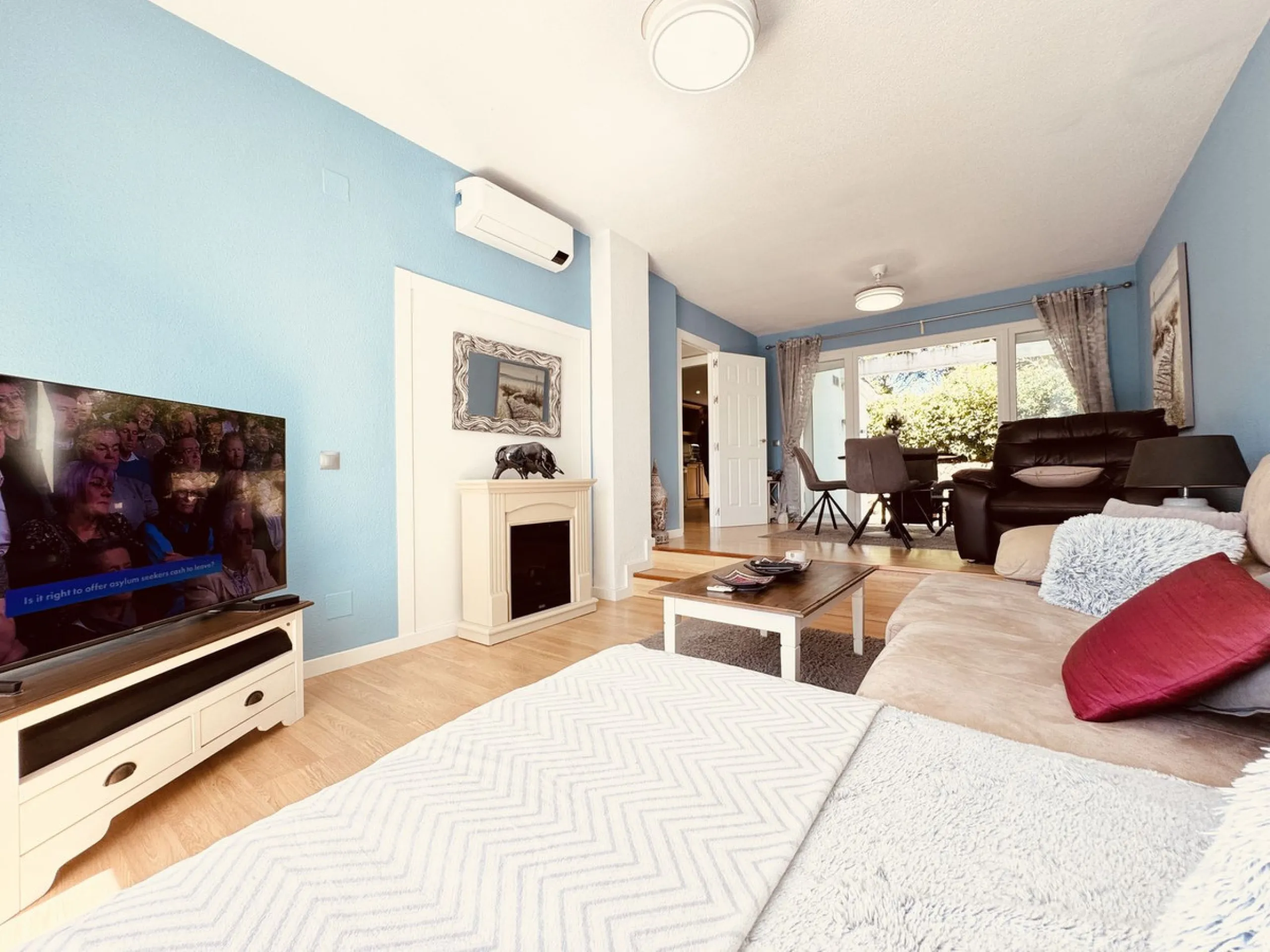 This spacious south-facing townhouse is located in the highly popular Jardines Del Golf community, just a short walk from El Castillo and Marina La Duquesa, combining convenience, style, and breathtaking views.