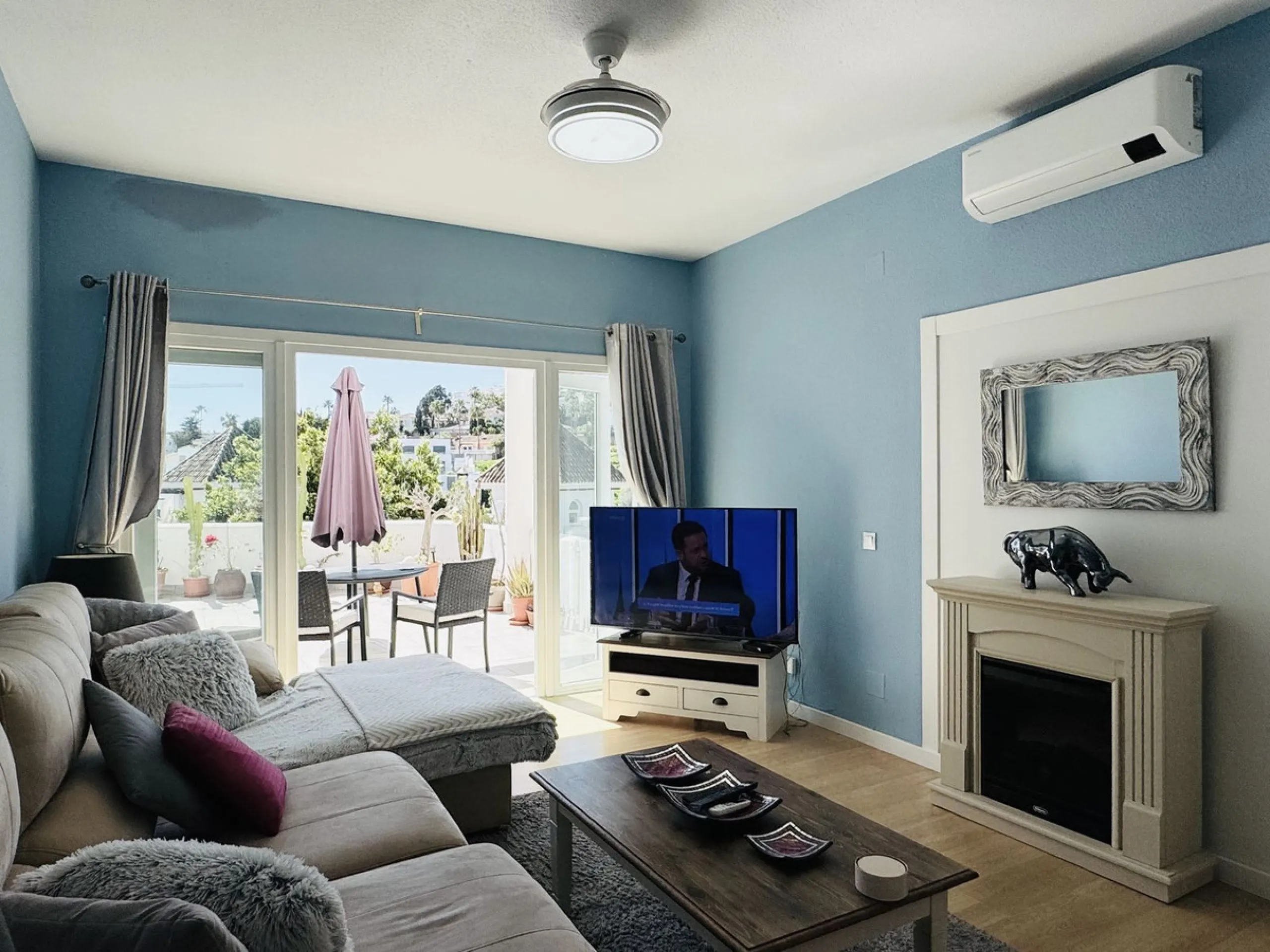 This spacious south-facing townhouse is located in the highly popular Jardines Del Golf community, just a short walk from El Castillo and Marina La Duquesa, combining convenience, style, and breathtaking views.