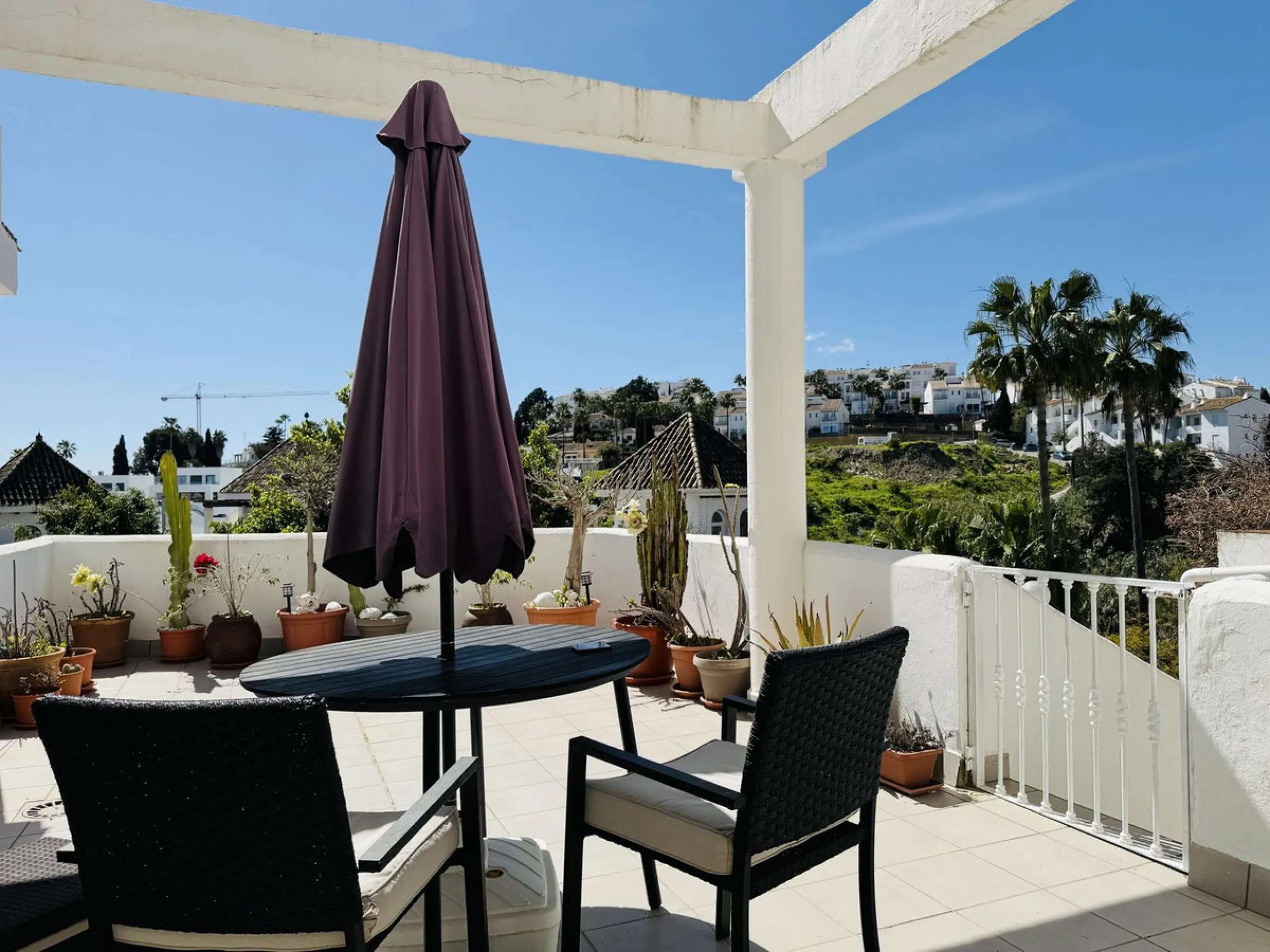 This spacious south-facing townhouse is located in the highly popular Jardines Del Golf community, just a short walk from El Castillo and Marina La Duquesa, combining convenience, style, and breathtaking views.