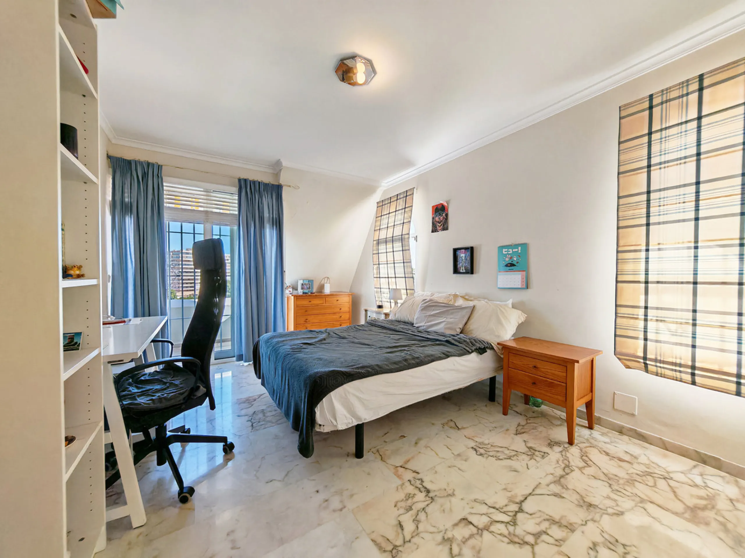 Semi Detached Villa for sale in , Benalmadena with 5 bedrooms, 3 bathrooms, 3 en suite bathrooms, 1 toilet and with orientation south/east, with communal swimming pool, private garage (2 parking spaces) and private garden. Regarding property dimensions, i